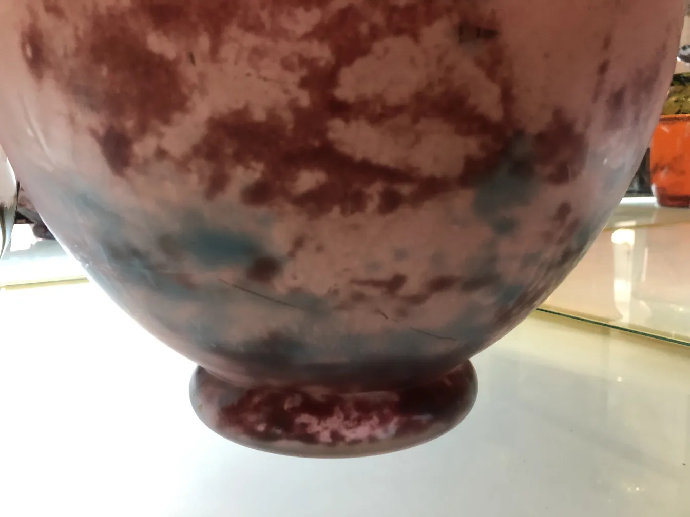 Vetro antico firmato Lorrain in tonalità rosa e blu.