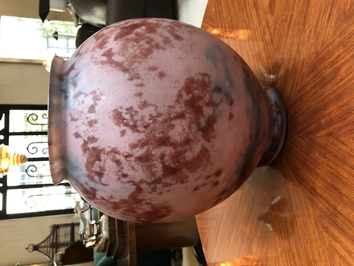 verre signé Lorrain avec des nuances de rouge et rose, ambiance vintage.