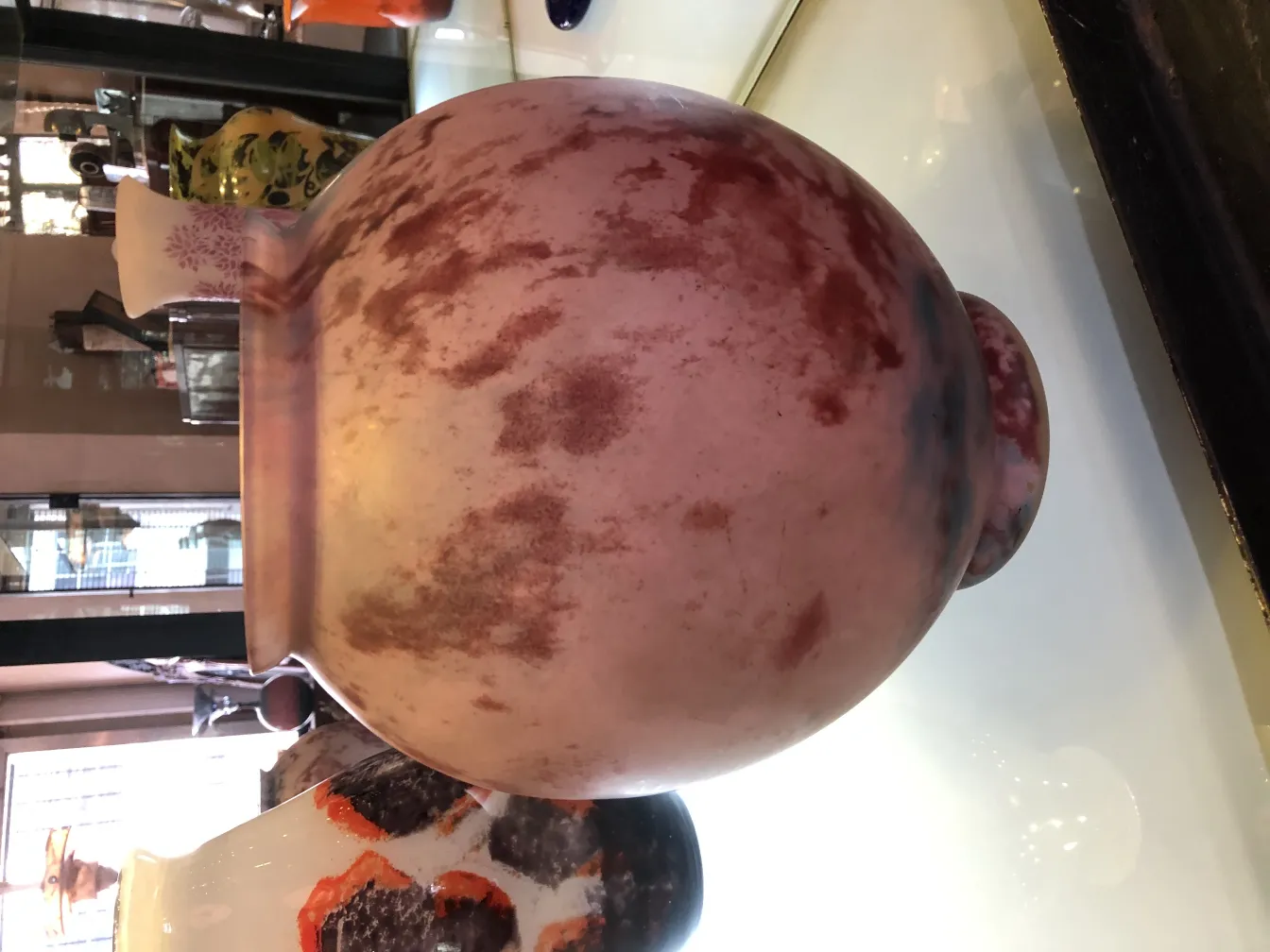 vidro assinado de Lorrain com sutis detalhes vermelhos e rosas, antiguidade