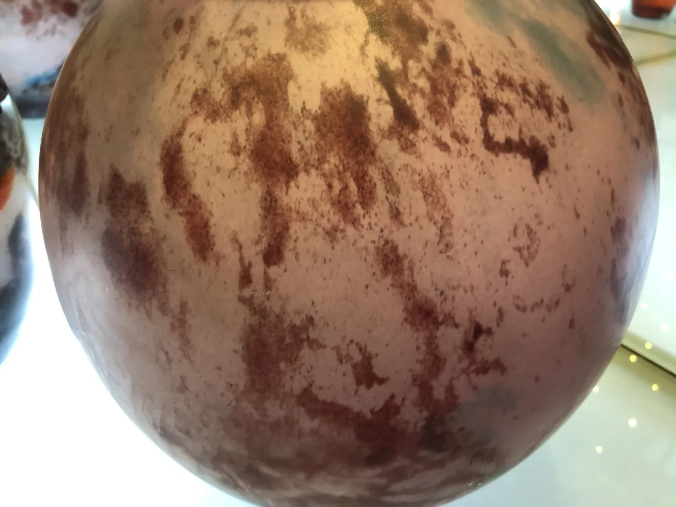 Vetro antico firmato Lorrain con design unico, sfondo neutro.