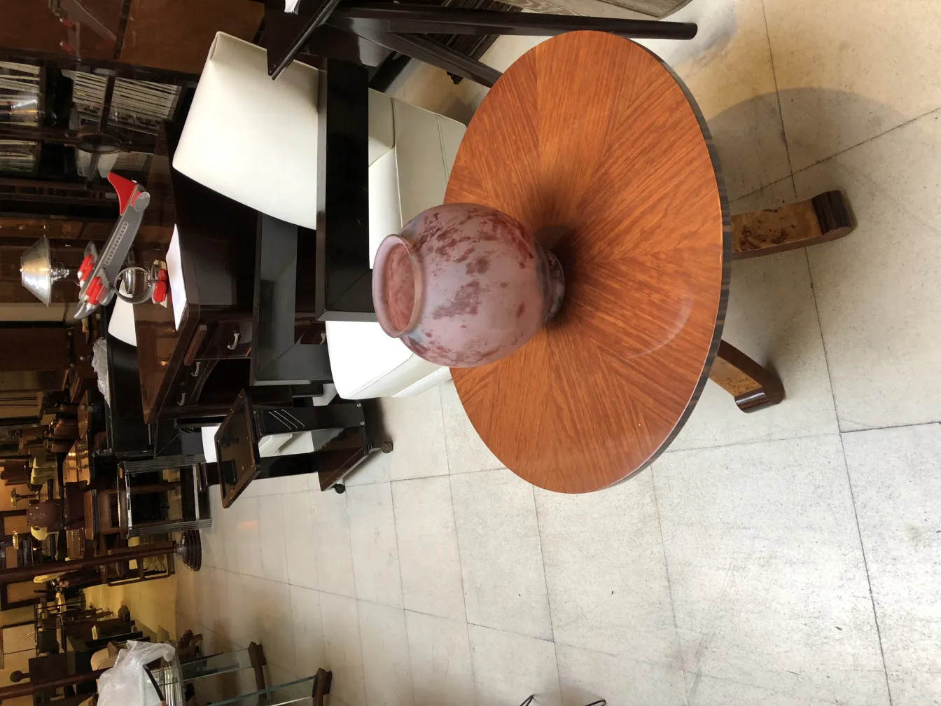 Vidrio antiguo firmado Lorrain en una mesa de madera en un ambiente vintage.