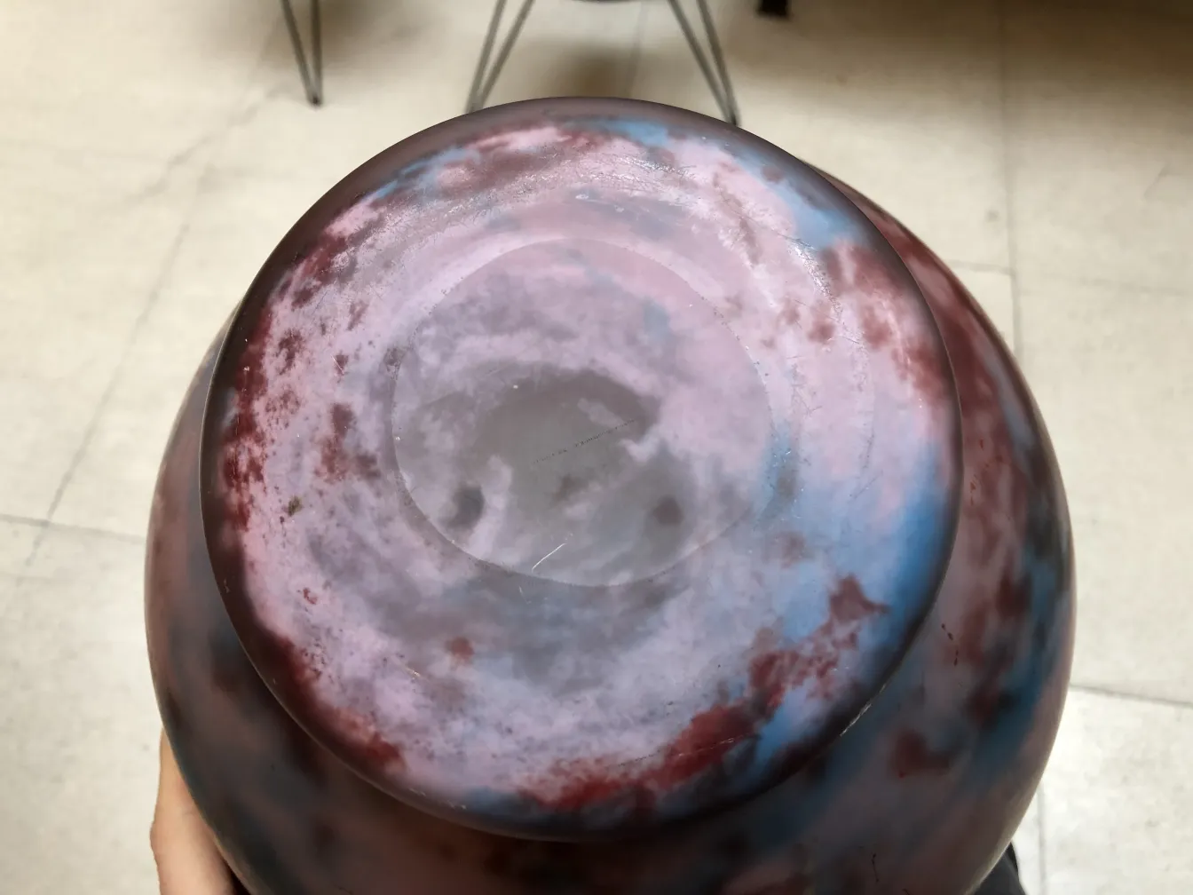 Vue du dessus d'un verre antique signé Lorrain dans des tons violets et bleus.