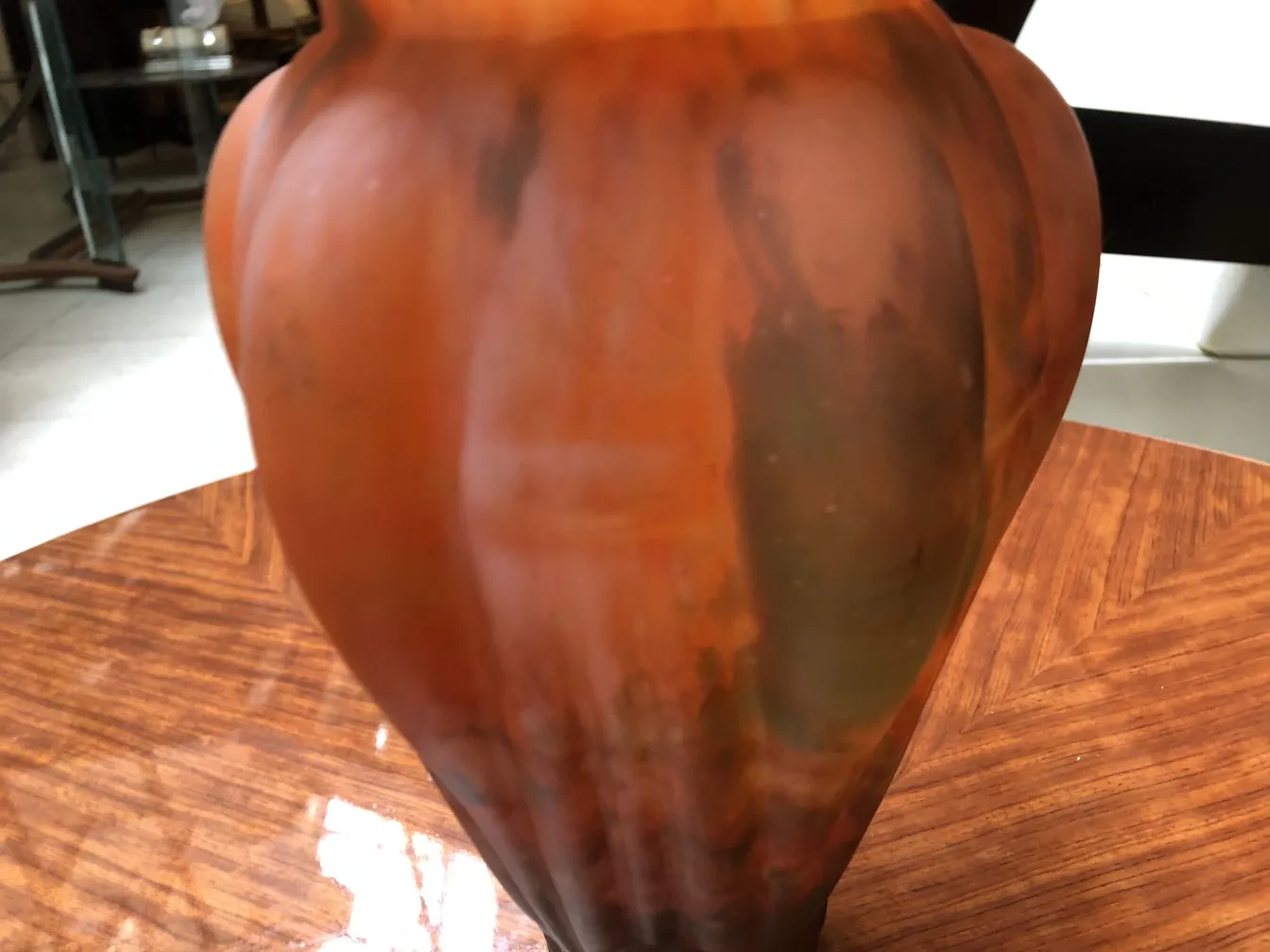 jarrón de vidrio firmado con tonalidades cálidas