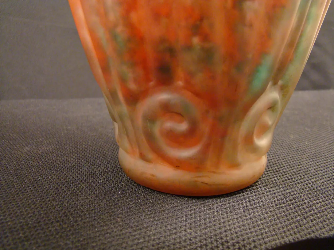 détail d'un verre ancien avec signature et décorations