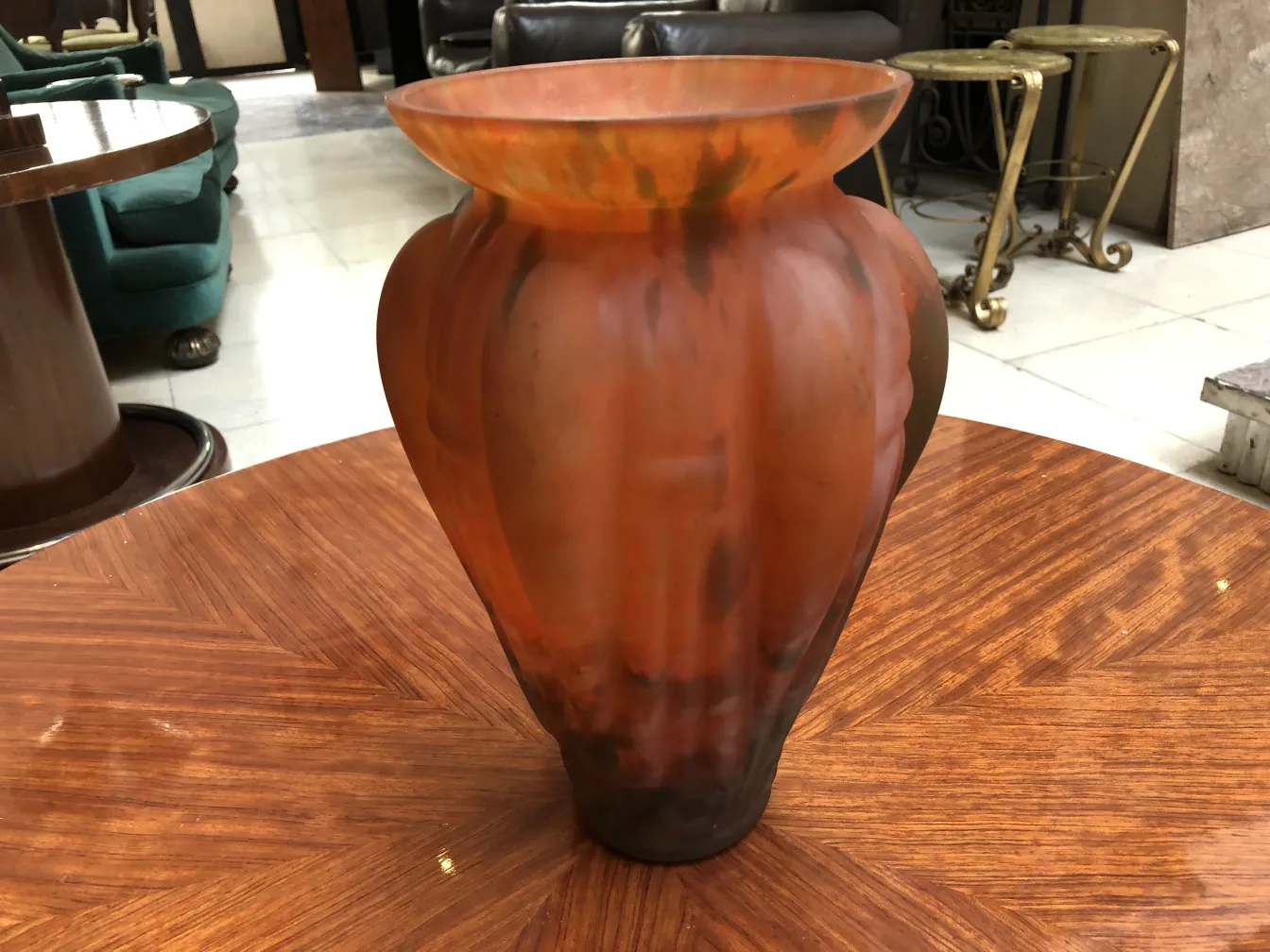 Élégante pièce antique en verre signé Lorrain