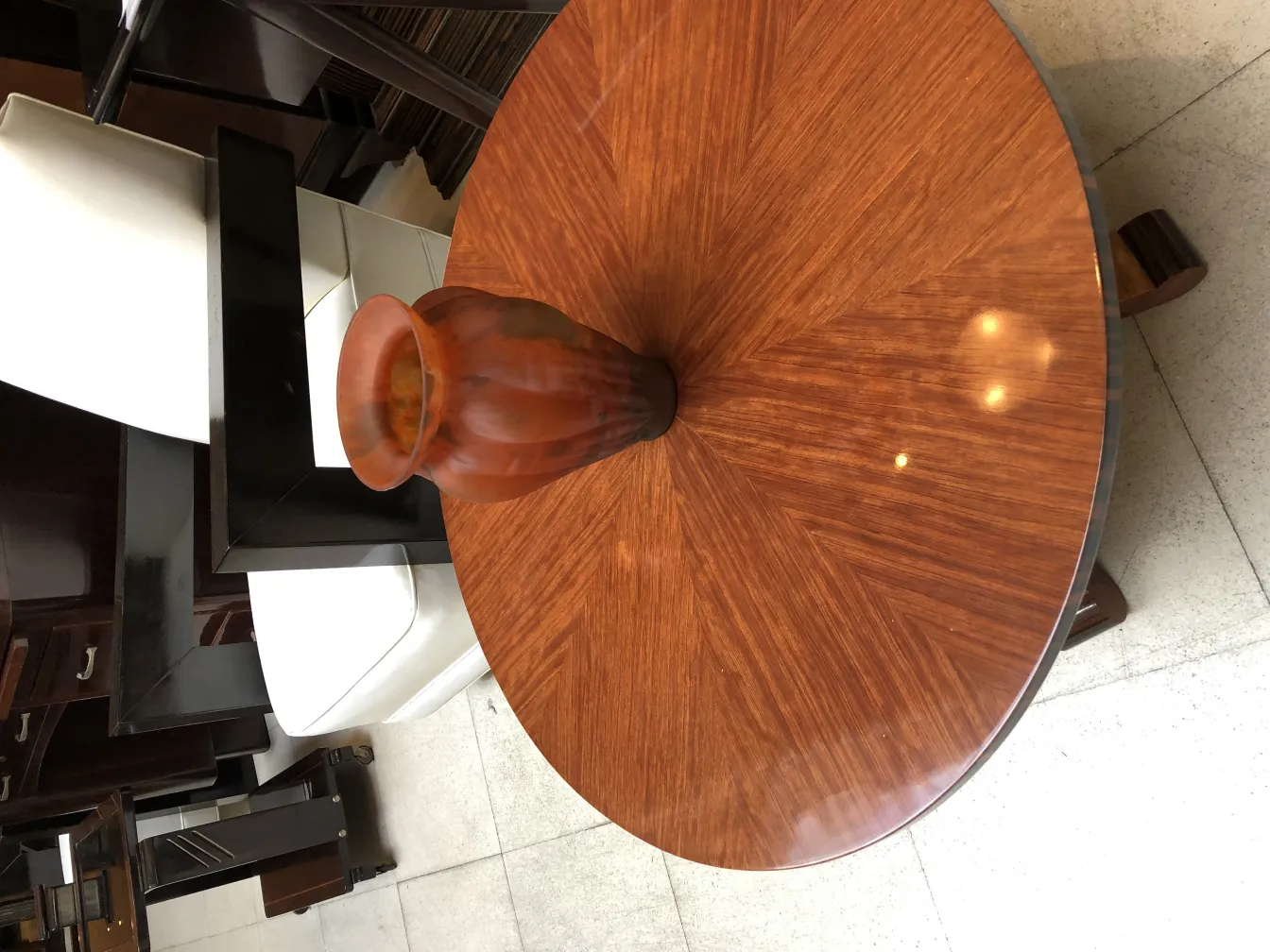 Verre signé Lorrain sur une table en bois ancien