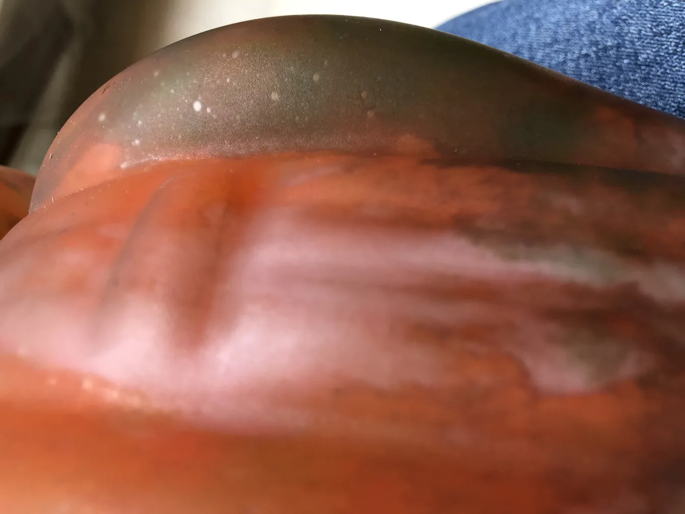 verre signé avec des détails uniques dans des tons chauds, ancien