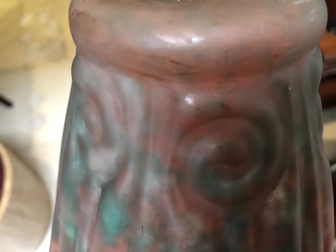 서명된 유리 및 부드러운 색상과 나선형 세부사항, 고대