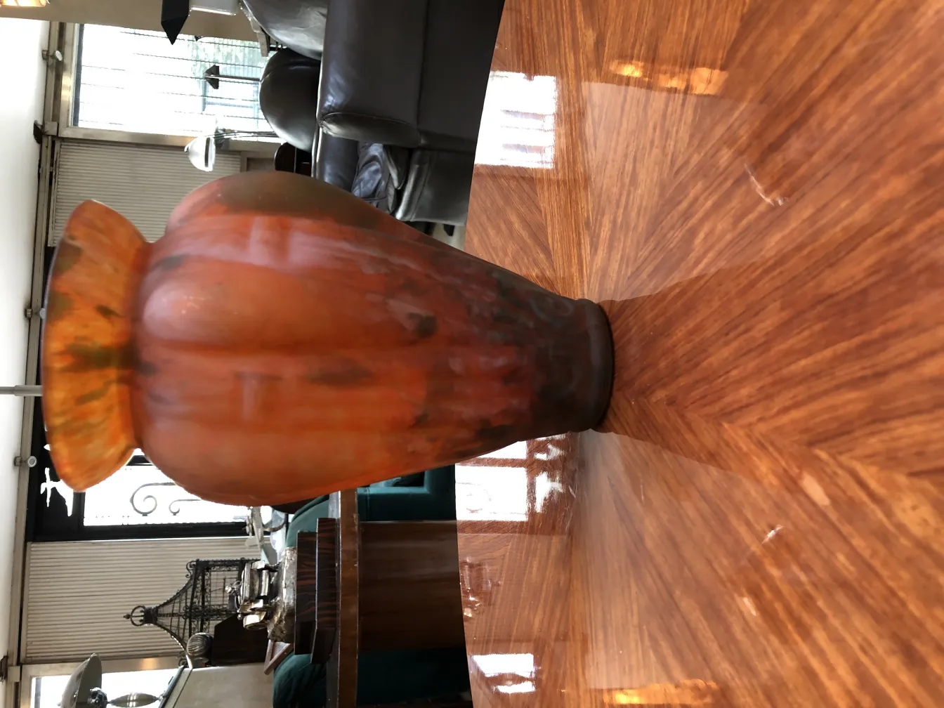 vaso de vidro assinado lorrain em tons laranjas