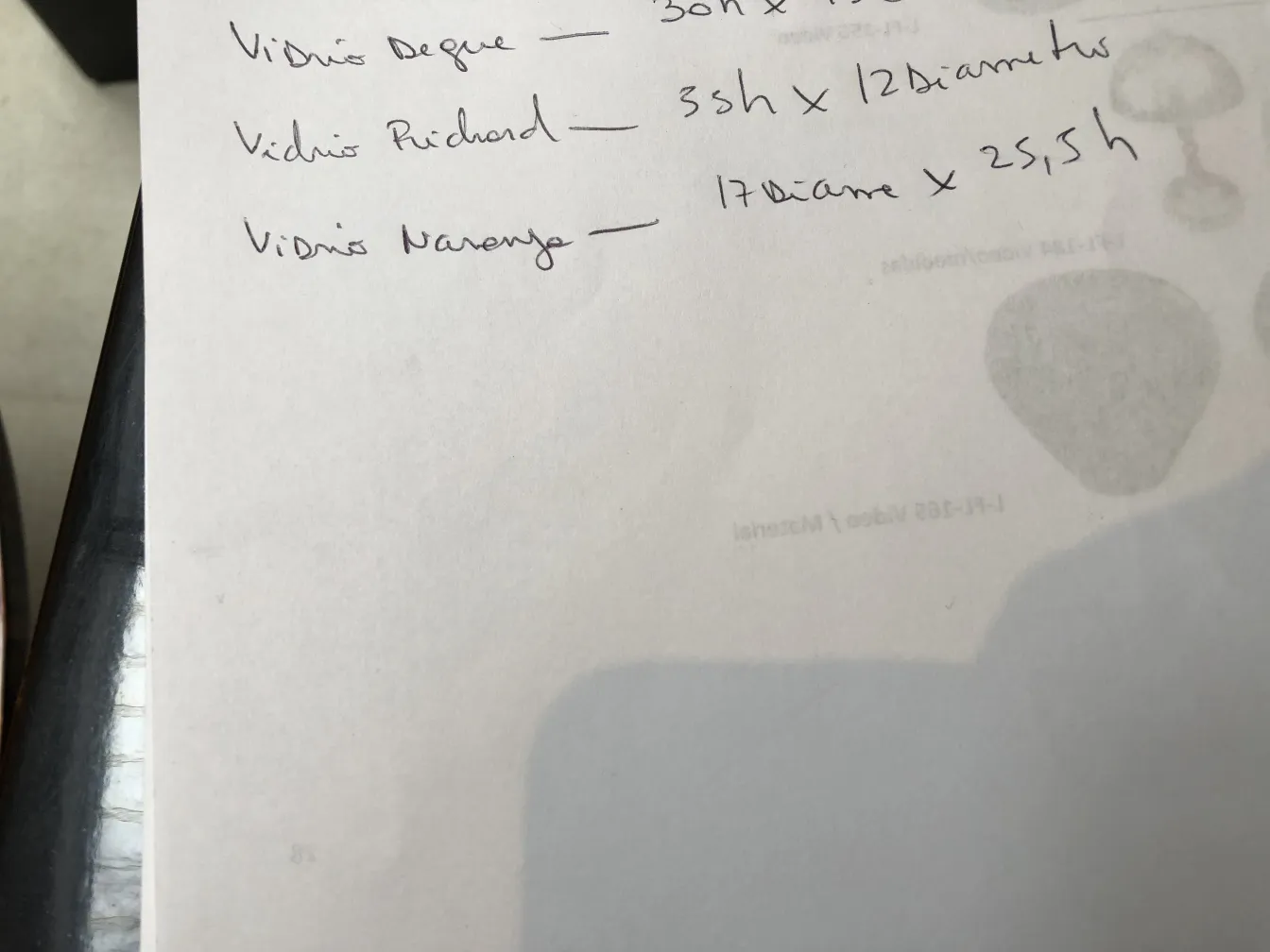 古董签名玻璃Lorrain在休闲的环境中。