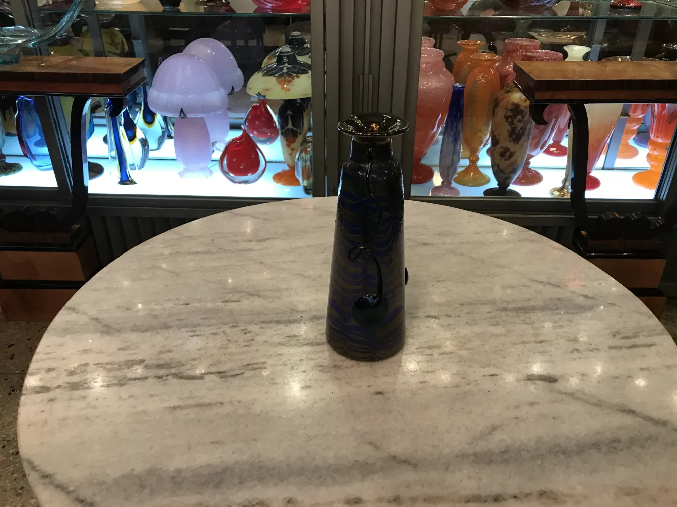 サイン入り古いグラス花瓶（ロエッツ）と大理石のテーブル