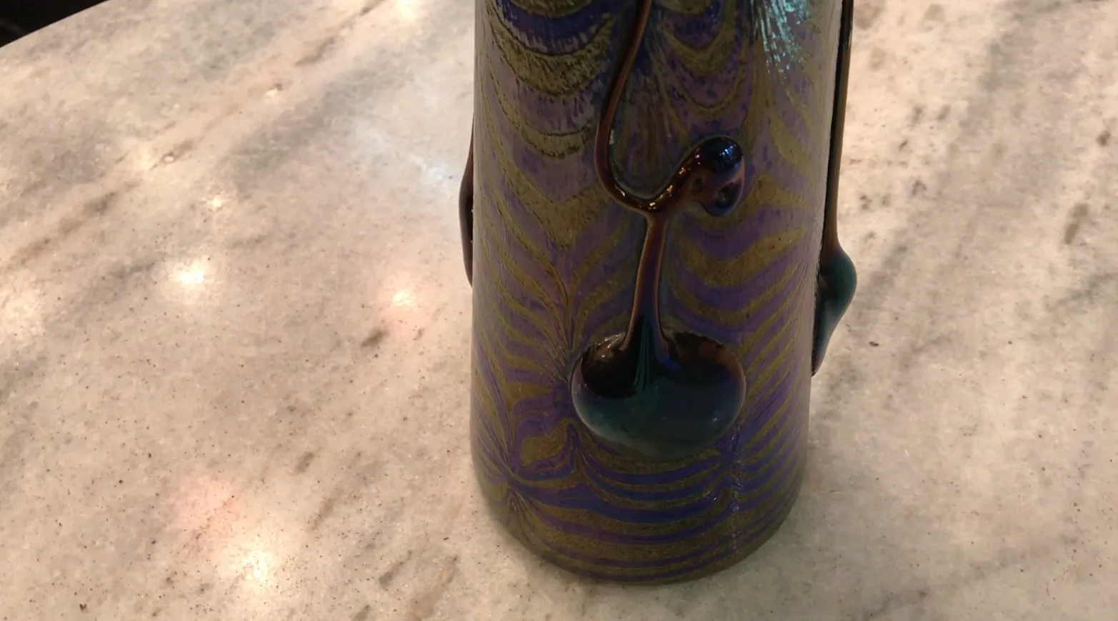 Verre signé Loetz avec design décoratif coloré