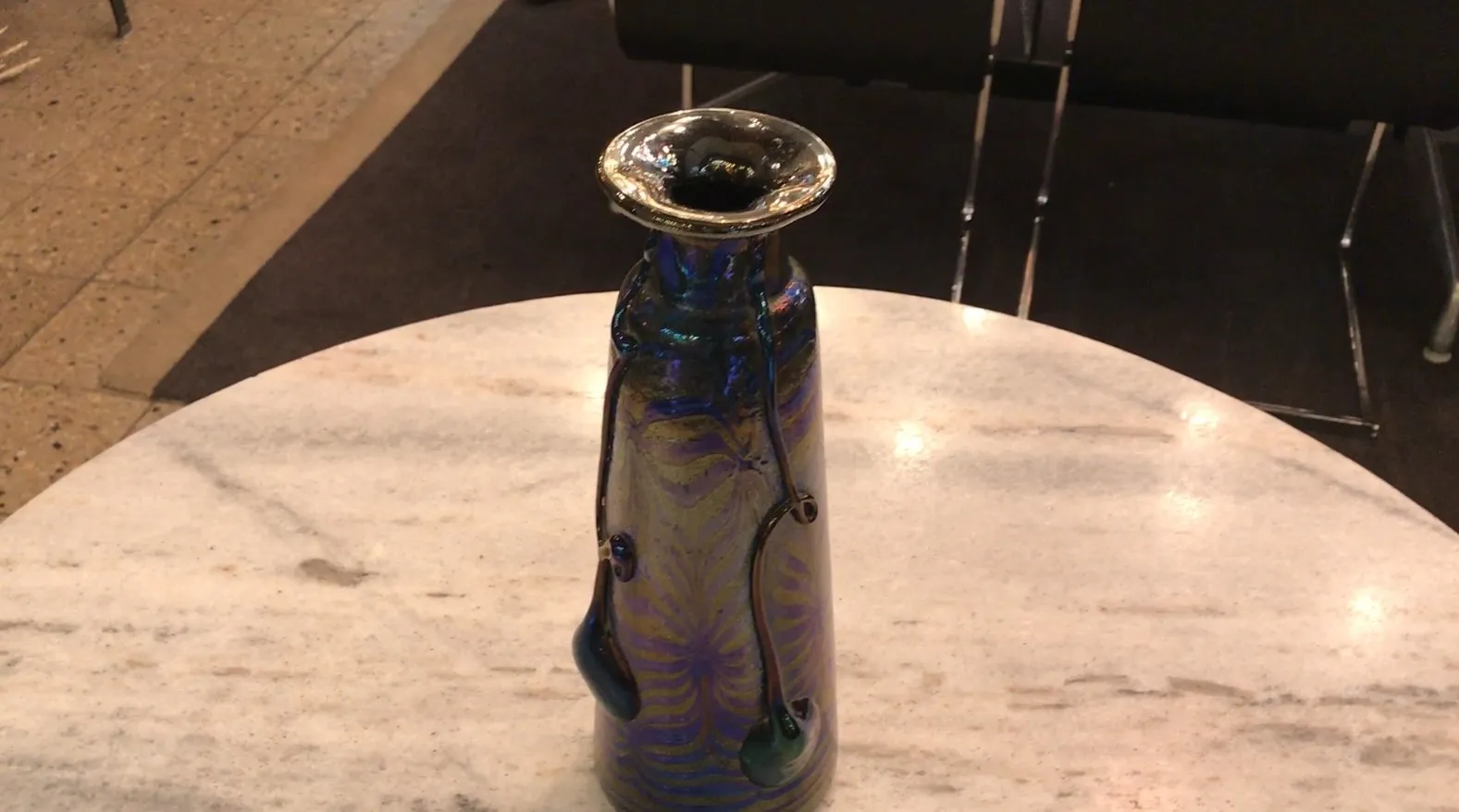 antiker vase aus signiertem glas loetz mit bunten dekorationen