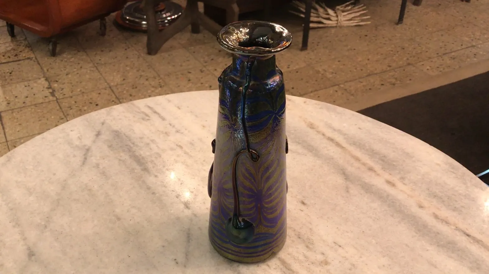 Verre signé Loetz avec décorations bleues et dorées