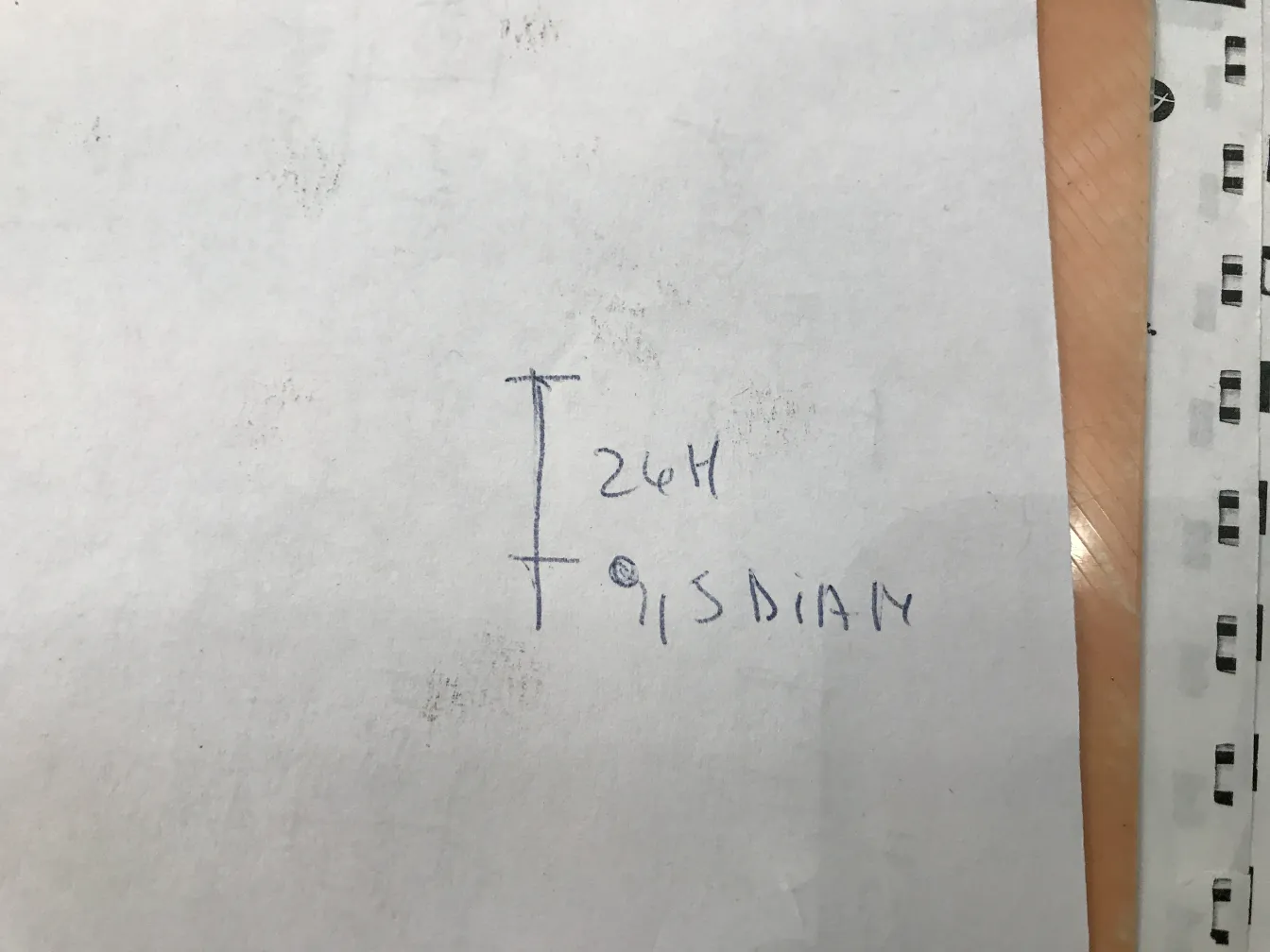 Vidrio firmado Loetz en fondo neutral con detalles sutiles.