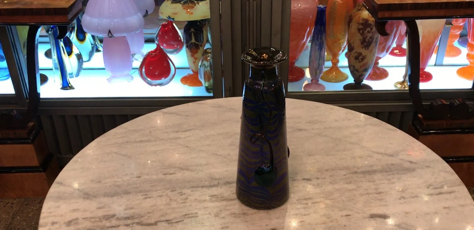 антикварная бутылка из подписанного стекла Loetz с синими и зелеными украшениями