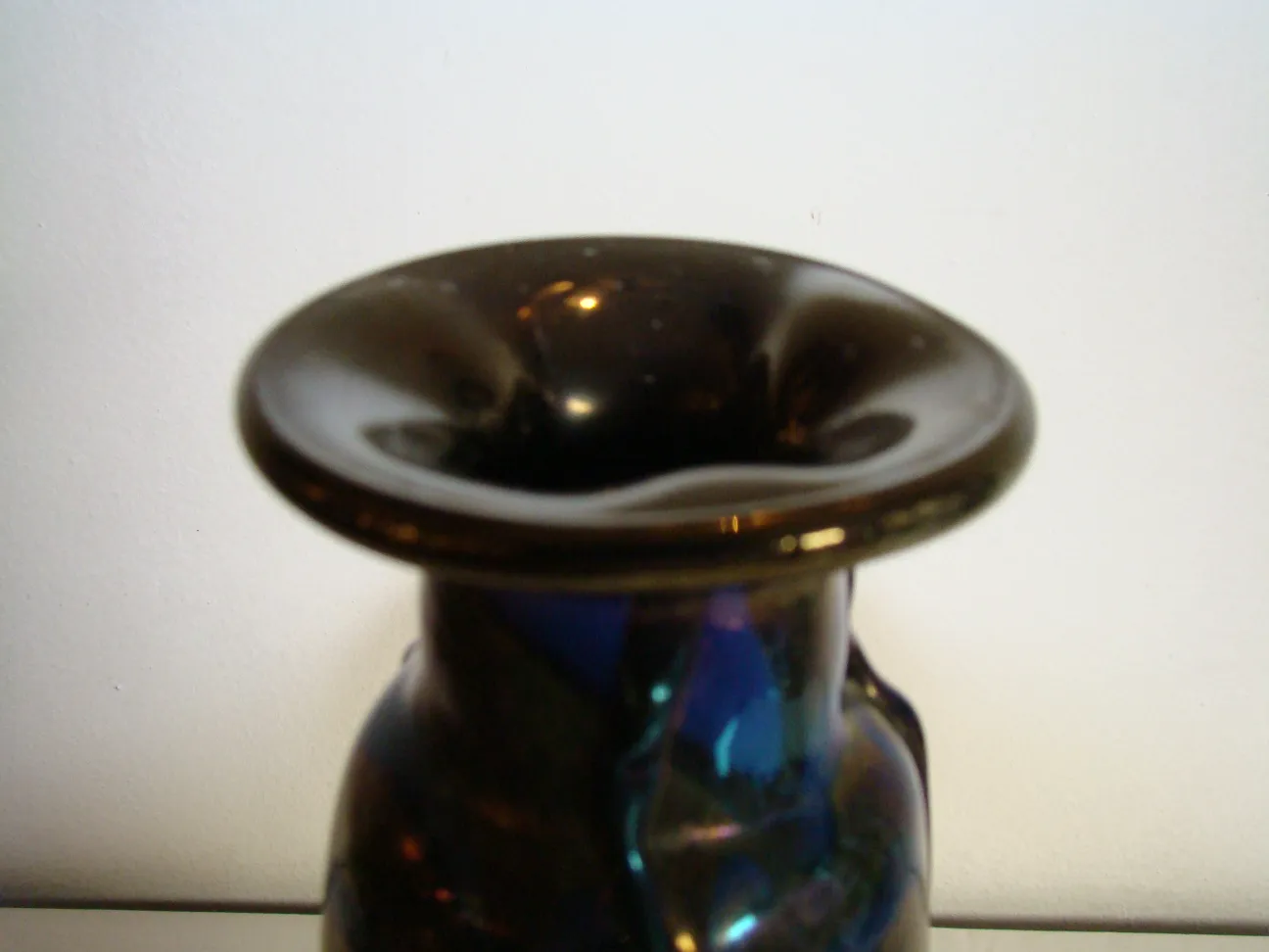 تفاصيل زجاج موقّع قديم loetz بحافة داكنة وتصميم جذاب