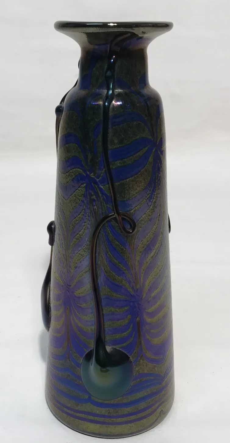 带有绿色和蓝色叶子装饰的签名玻璃花瓶。