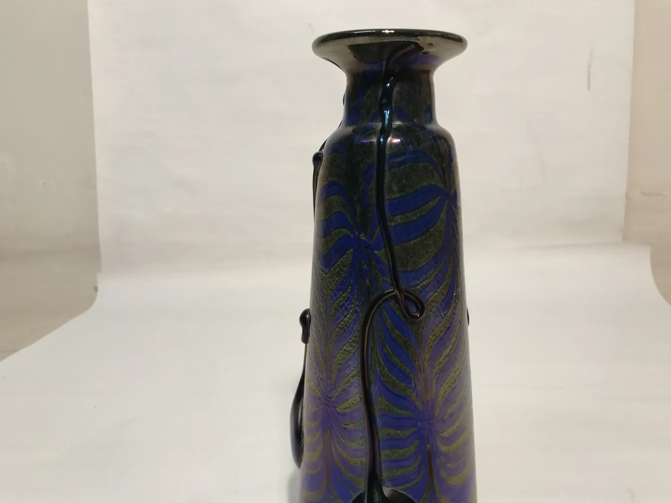 Antikes signiertes Glas Loetz mit blauem und schwarzem Blumenmuster, elegantes Detail.