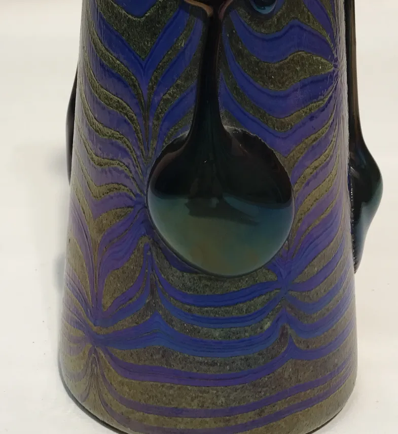 Vidrio firmado Loetz con motivos decorativos en colores vibrantes.