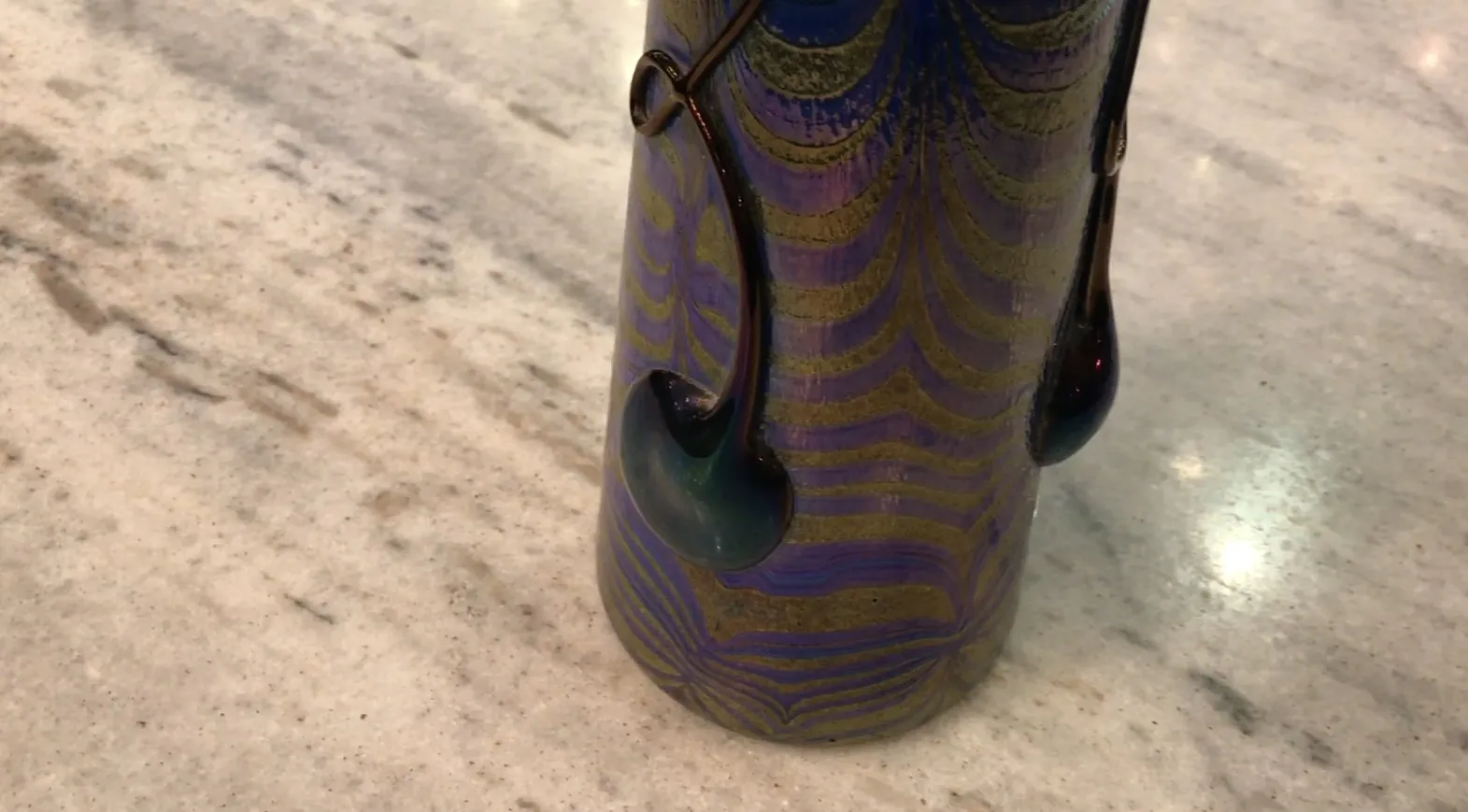 Антикварное подписанное стекло Loetz с фиолетовыми и зелеными тонами.