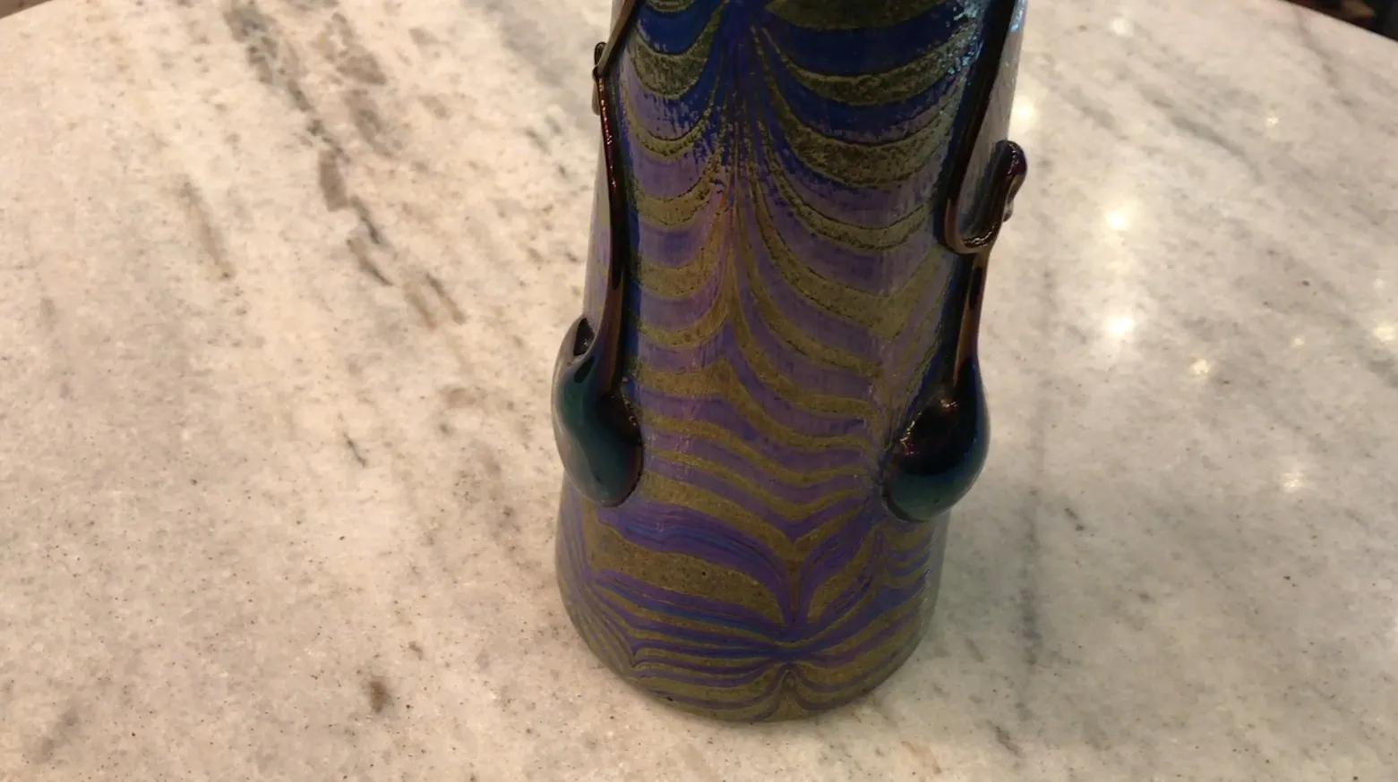 Antikes signiertes Glas Loetz mit buntem und elegantem Design, präsentiert in schlichter Umgebung.