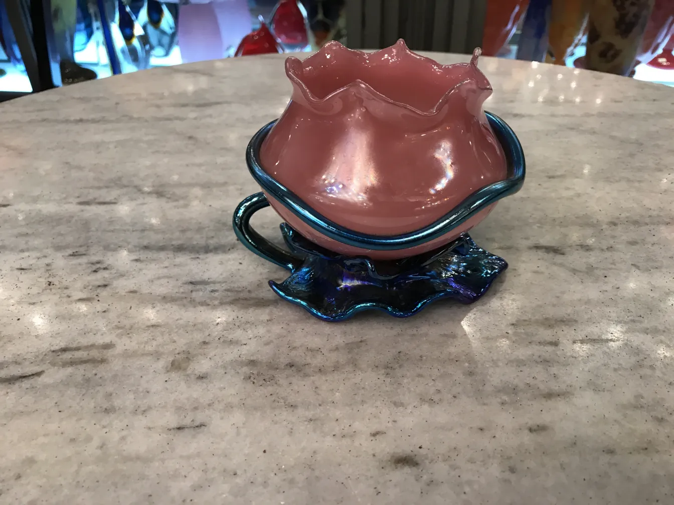 古董Loetz签名玻璃花瓶，粉色带装饰