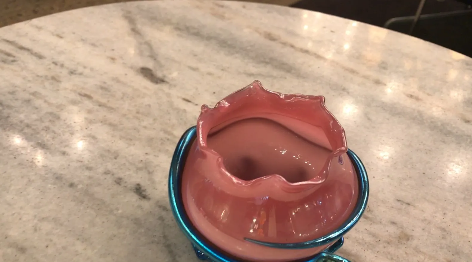 Декоративное подписанное стекло Loetz с волнистыми краями