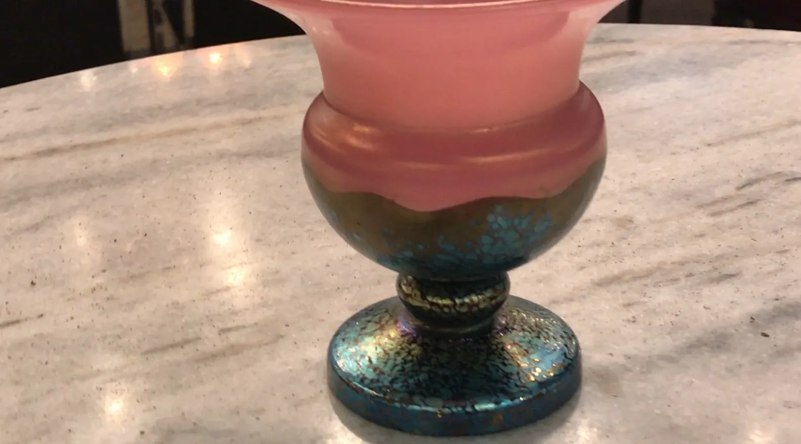 Verre signé Loetz de forme classique et élégante sur la table