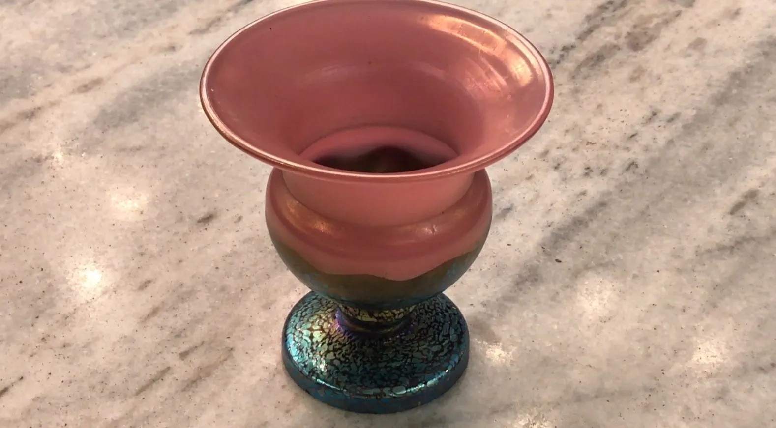 Vaso decorativo in vetro firmato Loetz con base colorata