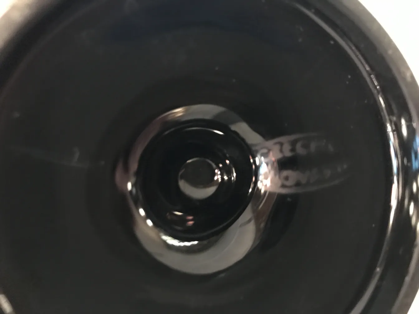 Vue de l'intérieur avec une signature sur un verre signé Loetz antiquité.