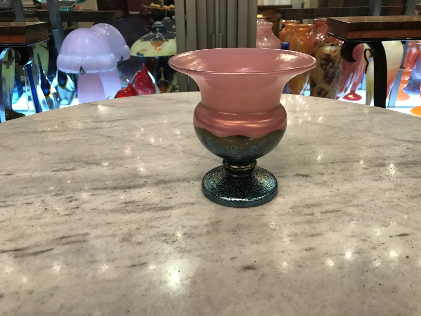 Farbenfrohes signiertes Glas von Loetz in eleganter Form, umgeben von Antiquitäten.