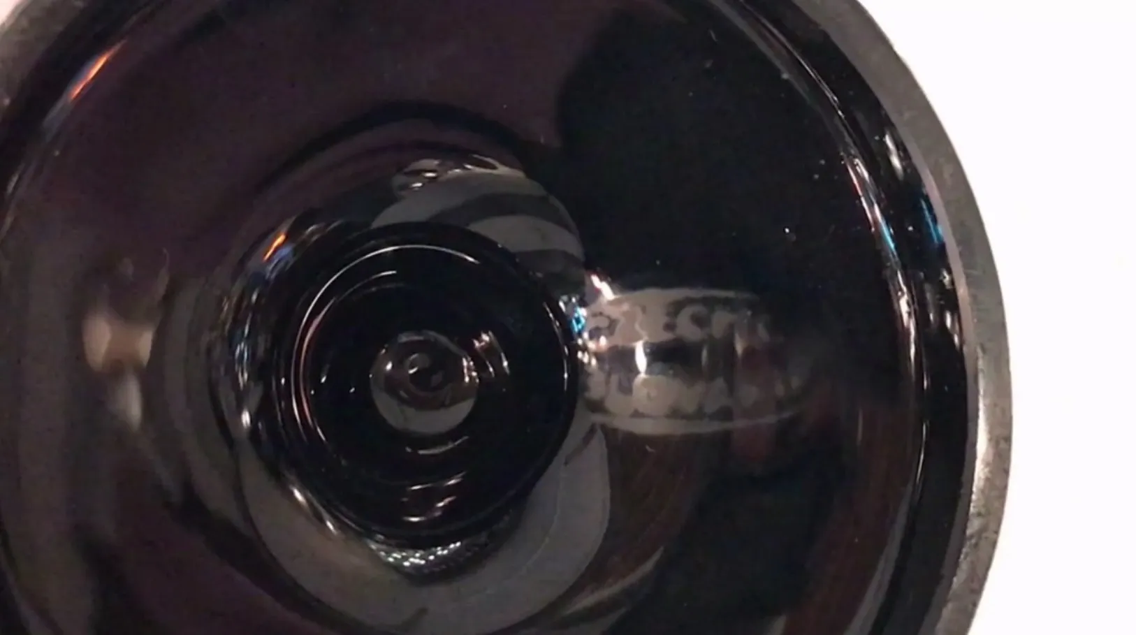 verre ancien signé en couleur sombre avec signature visible