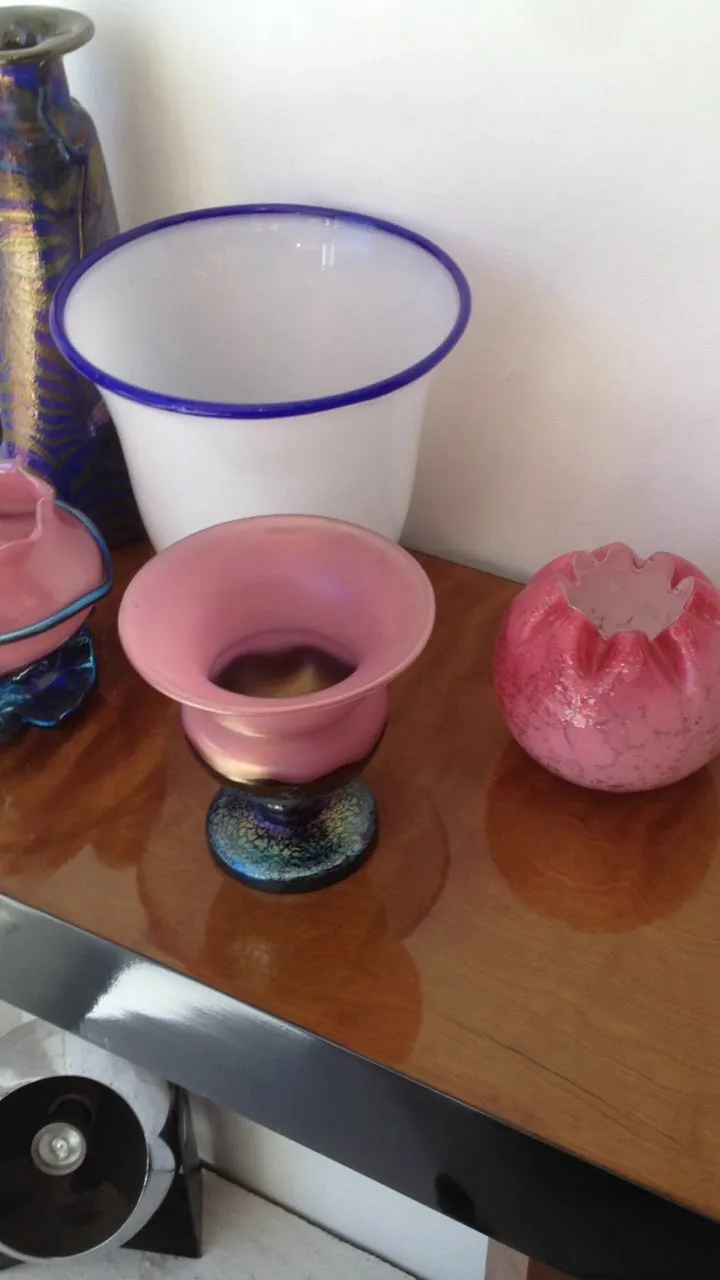 Vasos antiguos de vidrio firmado Loetz con detalles decorativos