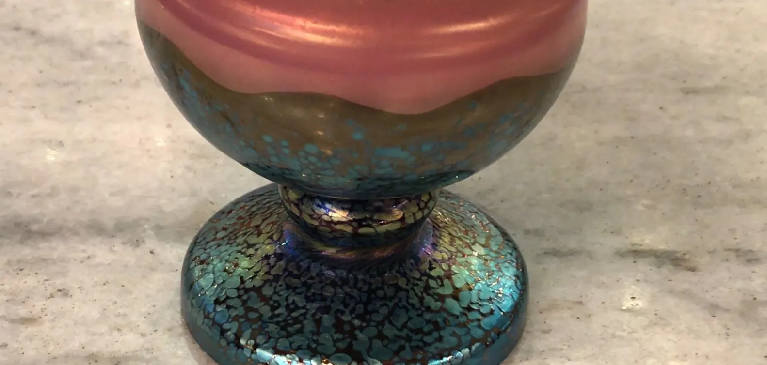 Verre Loetz antique avec design coloré et base décorative.