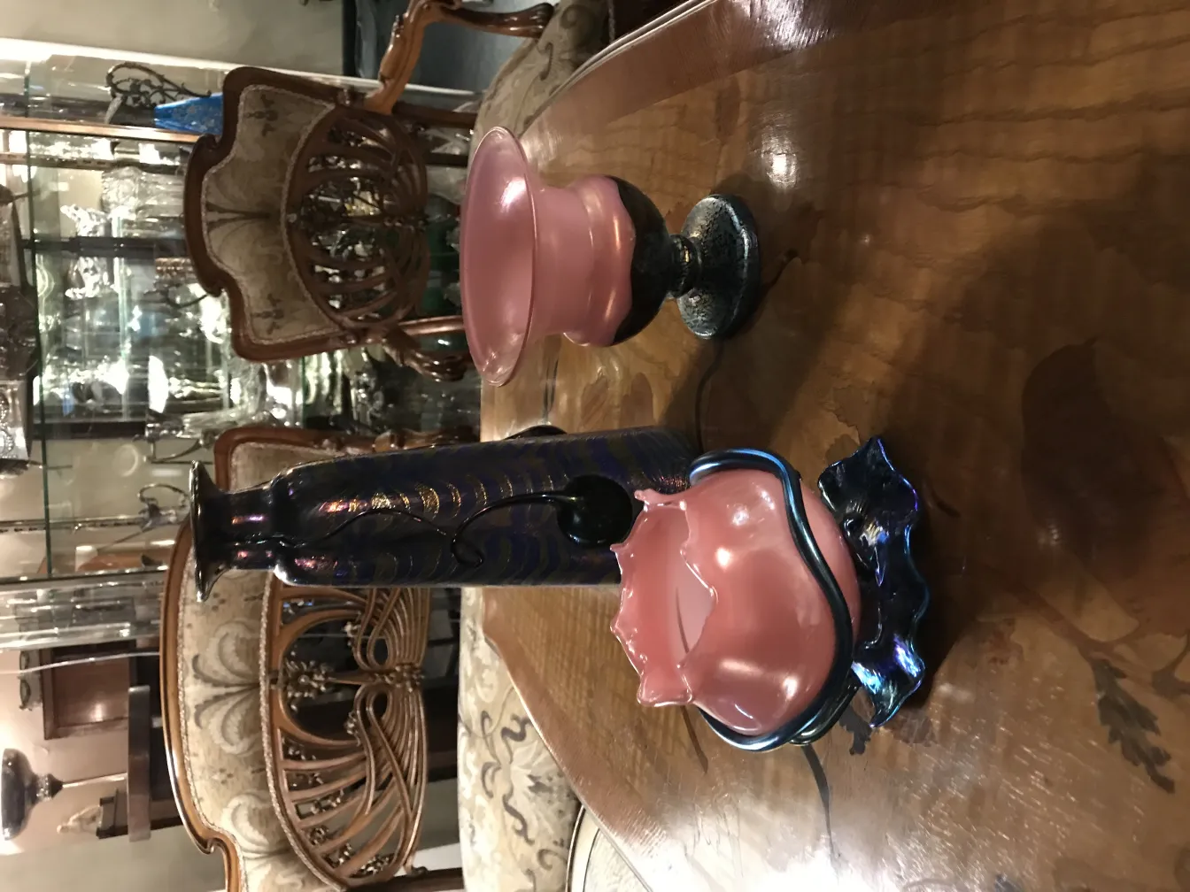 Vidro antigo assinado Loetz com decorações únicas e tons sutis