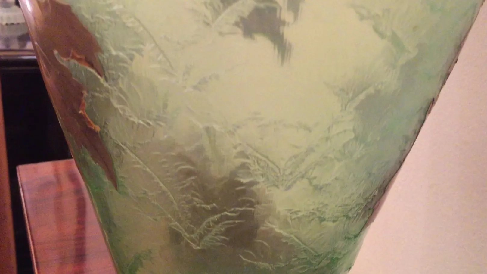 Verre signé Legras en tons verts, avec des détails artistiques.