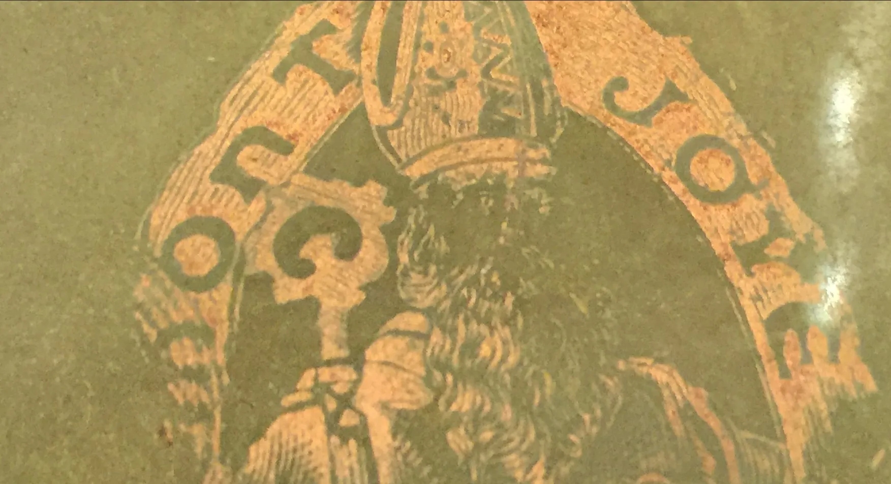 Verre signé Legras avec un design ancien et des détails artistiques.