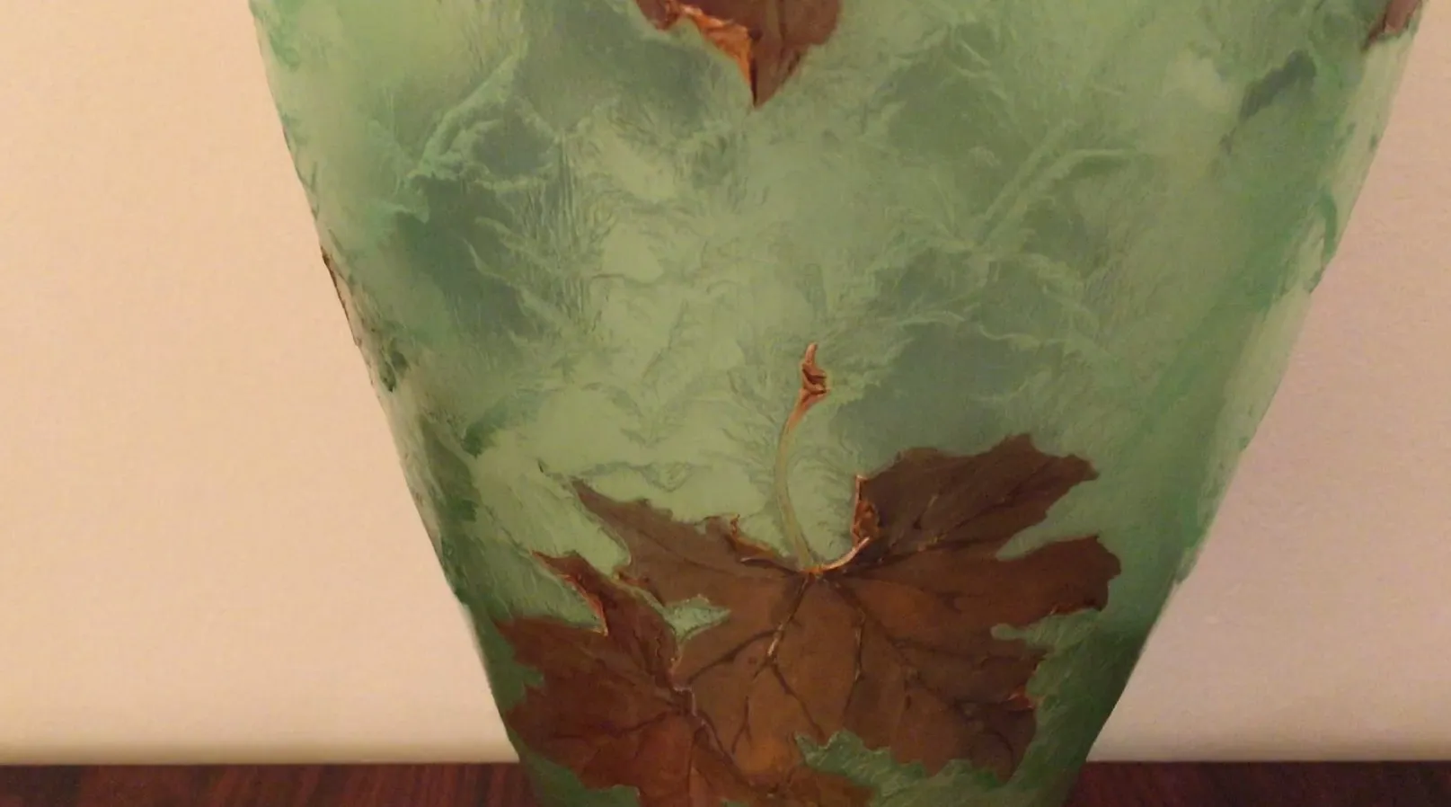 Verre signé LEGRAS avec décoration de feuilles brunes.