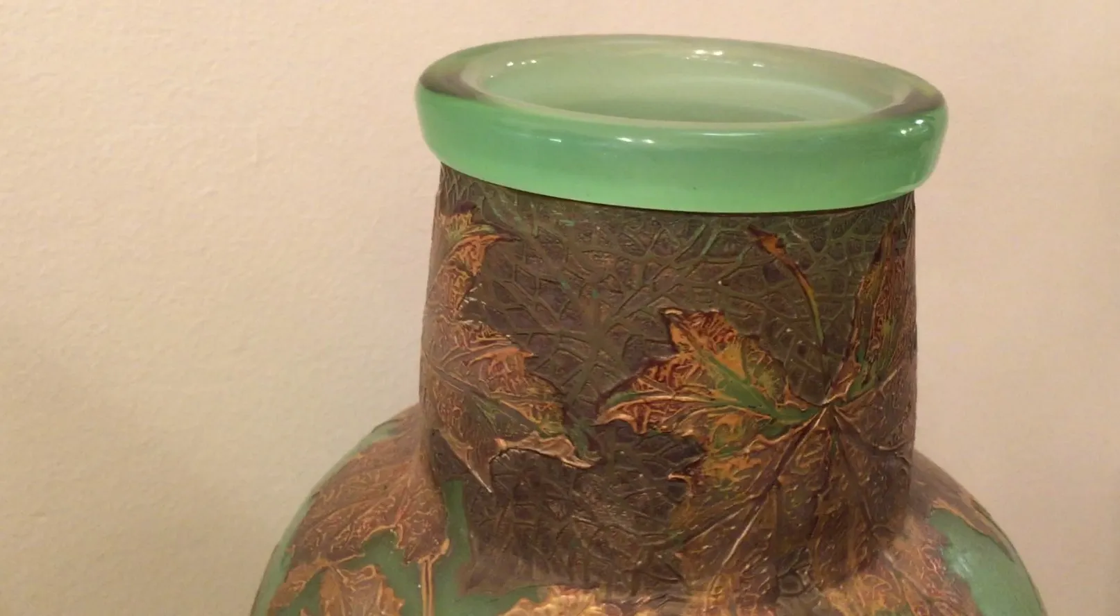 Verre signé LEGRAS avec décoration de feuilles, antiquité