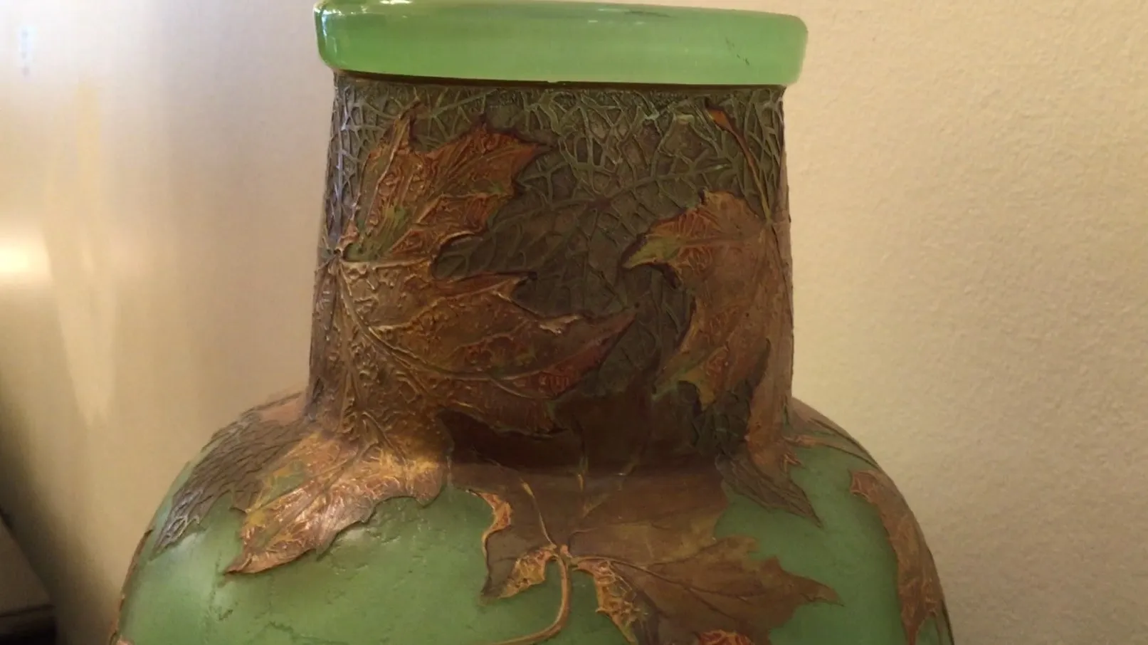 Verre signé LEGRAS avec des détails de feuilles