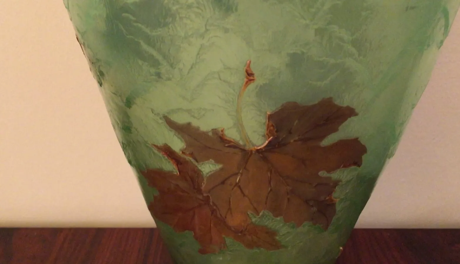 Verre signé LEGRAS avec décoration de feuilles vertes et marron