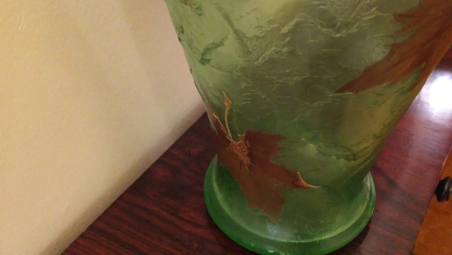 古董签名玻璃LEGRAS装饰有绿色叶子