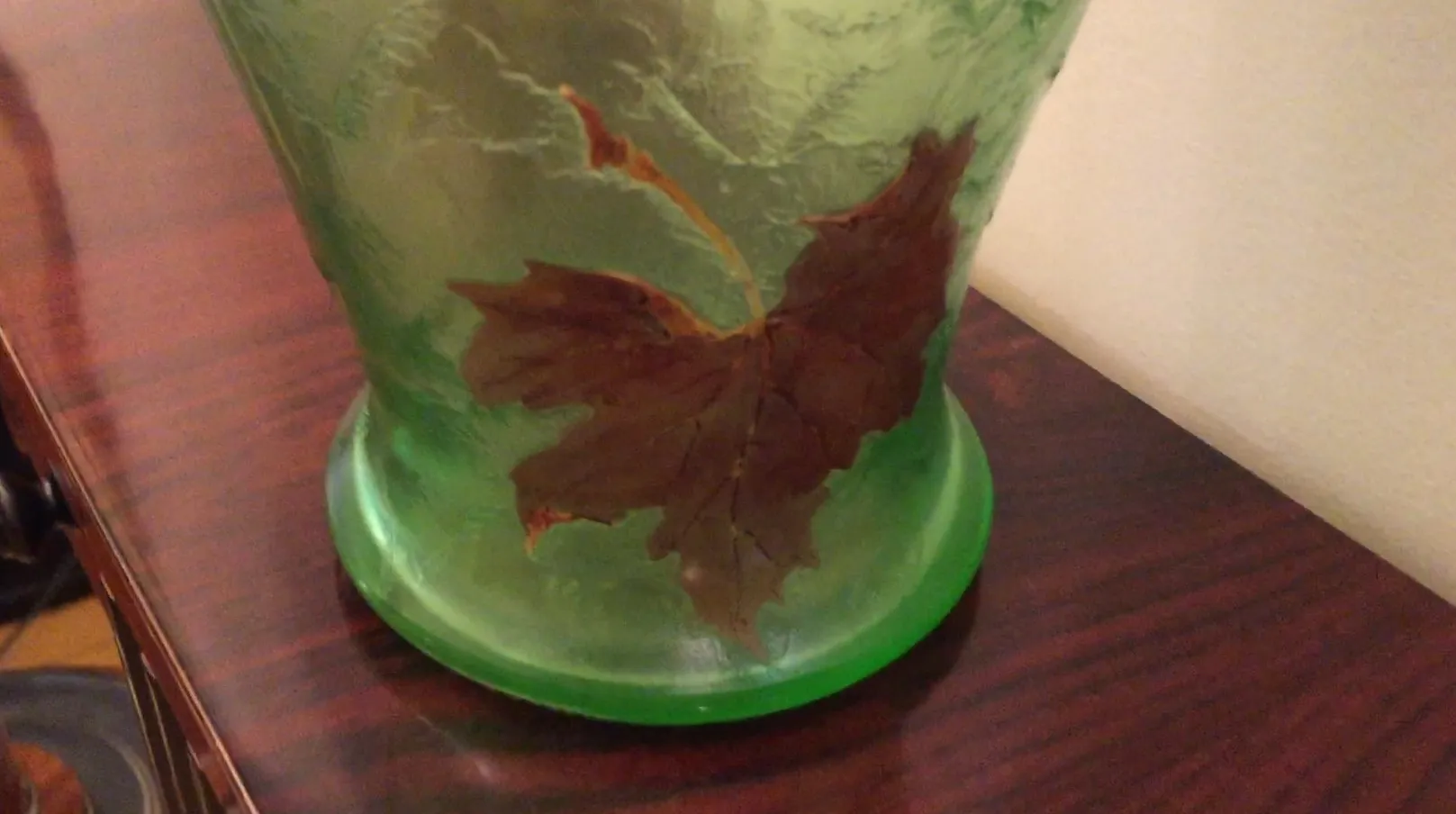 verre signé LEGRAS avec design de feuille en vert