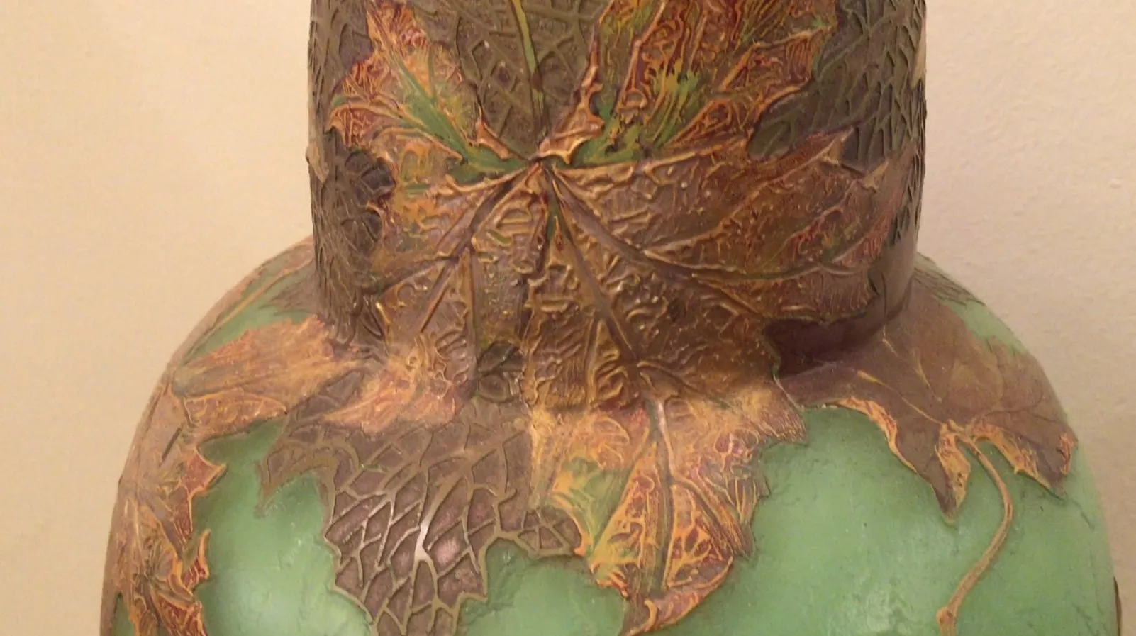 Verre ancien signé Legras orné de détails en relief de feuilles.