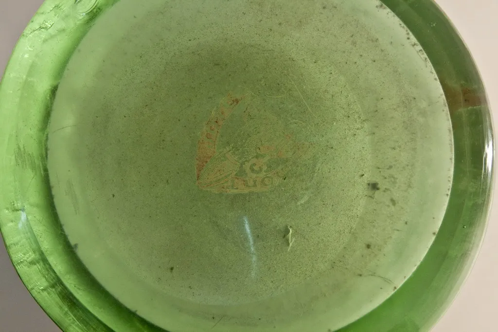 签名玻璃（LEGRAS）底部视图，浅绿色，带有古董细节。