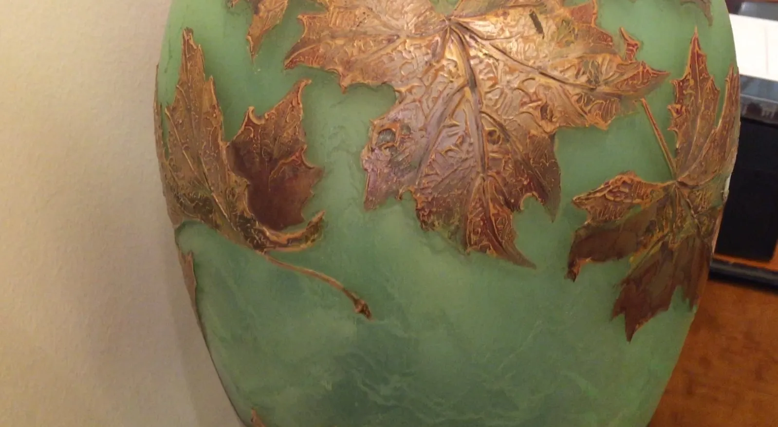 Verre ancien signé LEGRAS avec des feuilles dorées en relief.