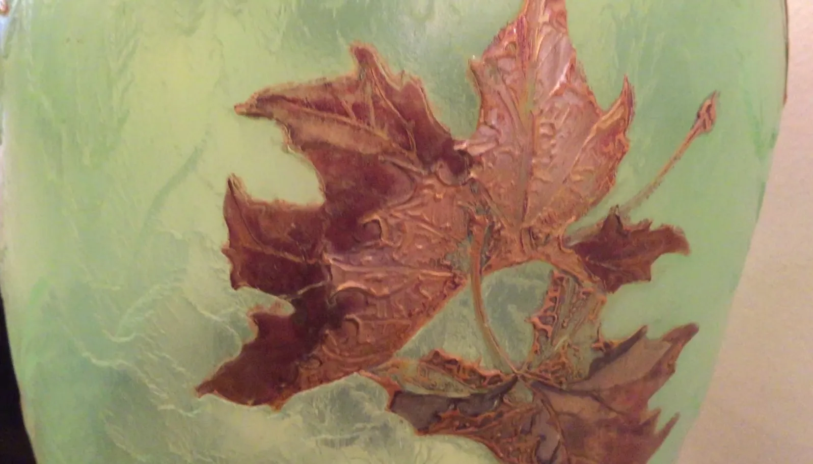 Antiquität signiertes Glas LEGRAS mit Blattmustern.