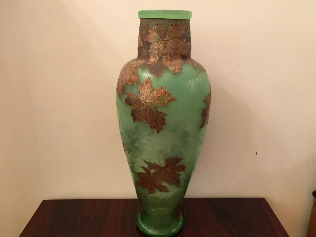 Vase antique en verre avec des feuilles décoratives Legras