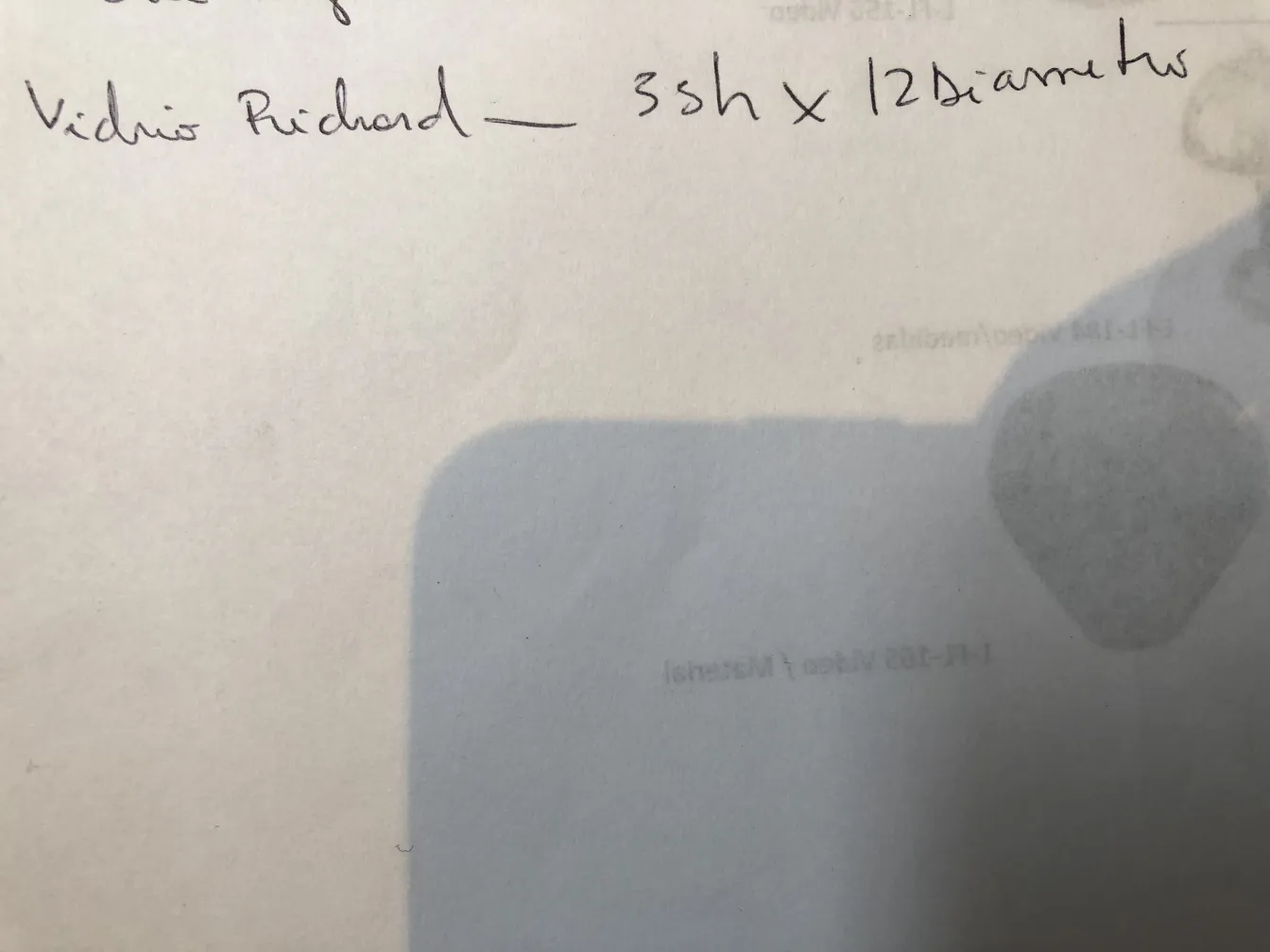 زجاج عتيق يحمل توقيع ريتشارد، خلفية محايدة.